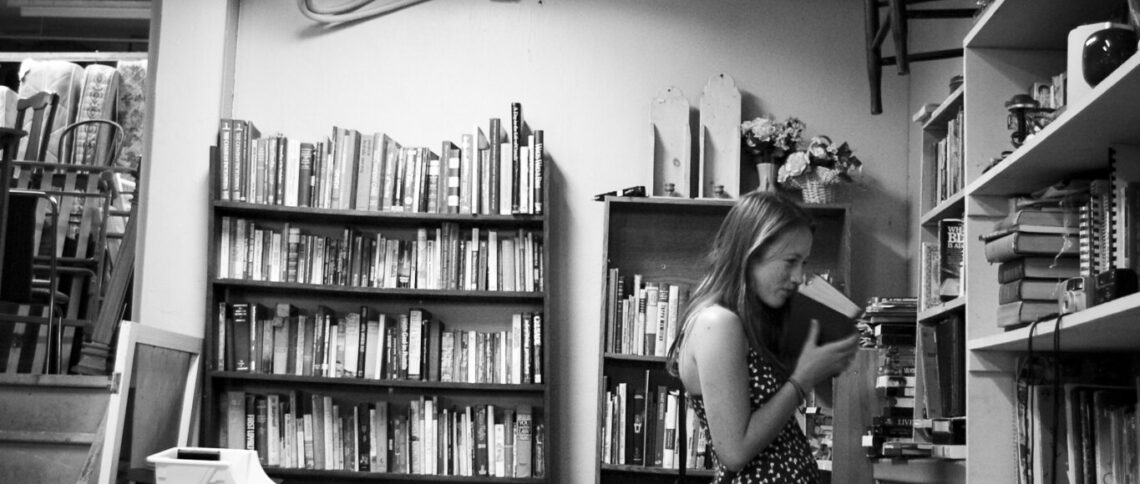 "That 'old book' smell" di myles.tan è concesso con licenza CC BY-NC-ND 2.0 .