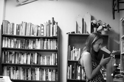 "That 'old book' smell" di myles.tan è concesso con licenza CC BY-NC-ND 2.0 .